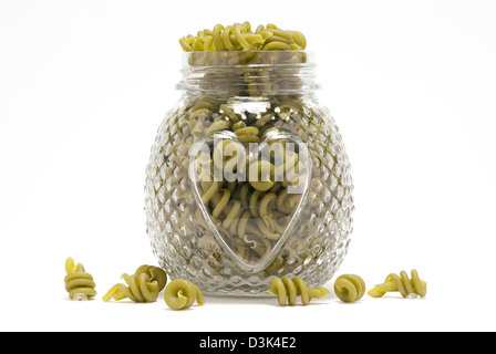 Il verde di spinaci in pasta di vetro a forma di cuore jar Foto Stock