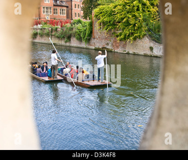 Due sterline sul fiume Cam visto attraverso la muratura in pietra di un ponte Cambridge Cambridgeshire England Europa Foto Stock