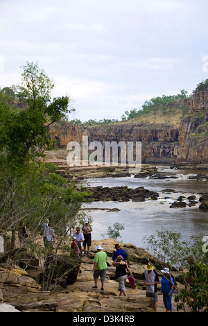 Gli escursionisti prendere per un sentiero lungo il lato del Katherine River, Nitmiluk (Katherine Gorge), il Parco Nazionale del Territorio del Nord, l'Australia. Foto Stock