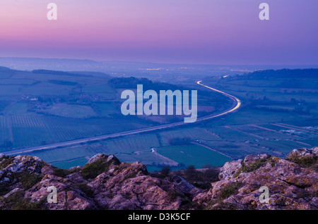 L'autostrada M5 al tramonto visto da Crook picco sul Mendip Hills, Somerset, Inghilterra. Foto Stock