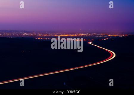 L'autostrada M5 e le spie di Weston-super-Mare visto dal truffatore picco sul Mendip Hills al crepuscolo, Somerset, Inghilterra. Foto Stock