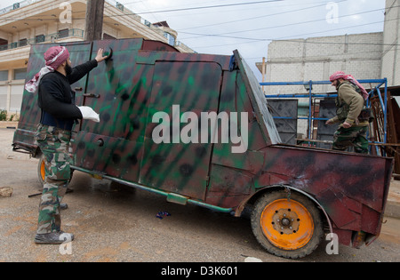 Libero esercito siriano fighters ispezionare un serbatoio di fatti in casa. Essa è stata progettata per il salvataggio di persone ferite in linea di un cecchino. Una pesante Foto Stock