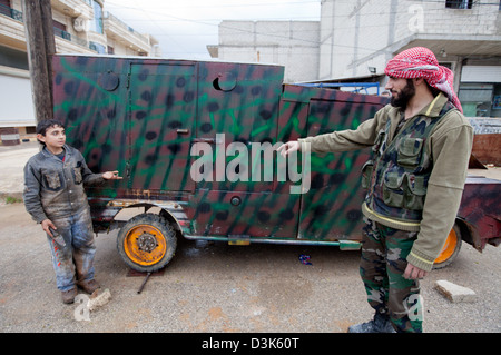 Libero esercito siriano fighters ispezionare un serbatoio di fatti in casa. Essa è stata progettata per il salvataggio di persone ferite in linea di un cecchino. Una pesante Foto Stock