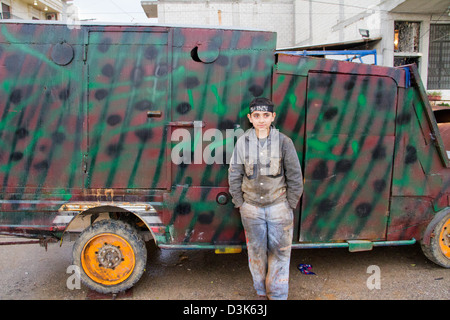 Libero esercito siriano fighters ispezionare un serbatoio di fatti in casa. Essa è stata progettata per il salvataggio di persone ferite in linea di un cecchino. Una pesante Foto Stock