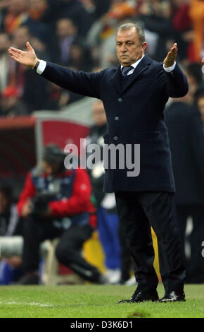 Il Galatasaray allenatore Fatih Terim in azione durante la UEFA Champions League round di 16 prima gamba partita di calcio tra il Galatasaray Istanbul e FC Schalke 04 alle ali Sami Yen Spor Kompleksi stadium di Istanbul, Turchia, 20 febbraio 2013. Foto: Friso Gentsch/dpa +++(c) dpa - Bildfunk+++ Foto Stock