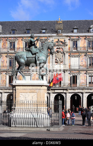 Spagna Madrid Plaza Mayor statua del re Felipe III Foto Stock