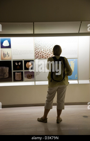 Oggetti in esposizione presso il Museo Nazionale del Bahrain, Manama, Bahrain Foto Stock