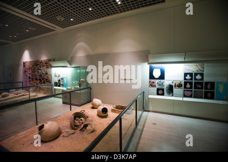 Oggetti in esposizione presso il Museo Nazionale del Bahrain, Manama, Bahrain Foto Stock