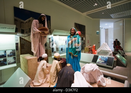 Oggetti in esposizione presso il Museo Nazionale del Bahrain, Manama, Bahrain Foto Stock