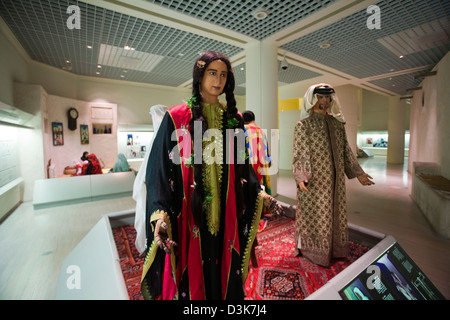 Oggetti in esposizione presso il Museo Nazionale del Bahrain, Manama, Bahrain Foto Stock