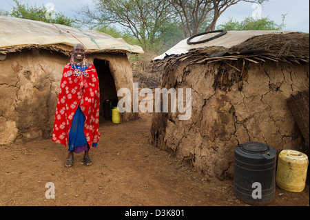 Maasai donna al suo rifugio, tutela di Selenkay, Kenya Foto Stock