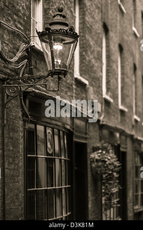 Goodwin's Court, Covent Garden, Georgiano Vicolo illuminato con lampade a gas Foto Stock