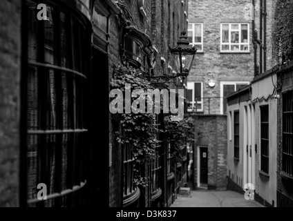 Goodwin's Court, Covent Garden, Georgiano Vicolo illuminato con lampade a gas Foto Stock