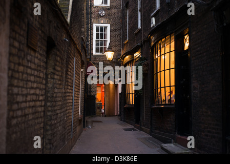 Goodwin's Court, Covent Garden, Georgiano Vicolo illuminato con lampade a gas Foto Stock