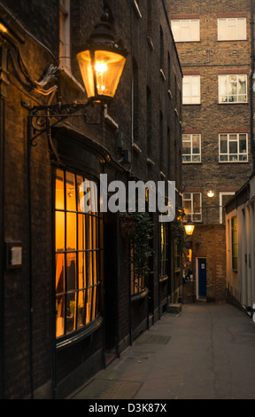 Goodwin's Court, Covent Garden, Georgiano Vicolo illuminato con lampade a gas Foto Stock