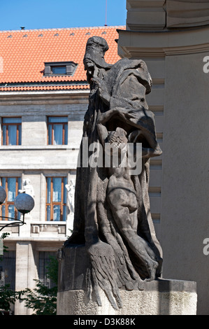 Scultura di Rabbi Yehuda Loew al Nuovo Municipio di Praga Foto Stock