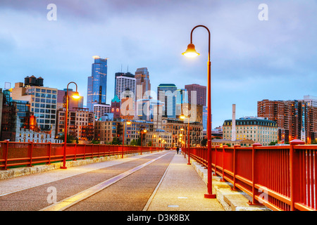 Il centro di Minneapolis, Minnesota di notte tempo visto come dal famoso arco in pietra bridge