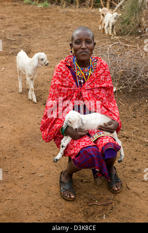 Maasai donna con un agnello, tutela di Selenkay, Kenya Foto Stock