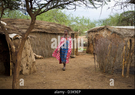 Maasai donna nella manyatta, tutela di Selenkay, Kenya Foto Stock