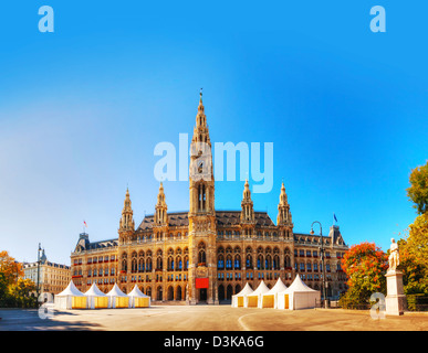 Il Rathaus (Municipio) di Vienna in Austria in una giornata di sole. Il Rathaus serve come sede sia del sindaco e consiglio comunale. Foto Stock