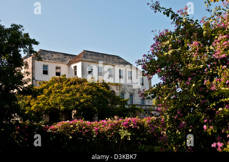 Esterno di Rose Hall Great House Circondato da colorati fiori rossi, landmark Montego Bay attrazione turistica Foto Stock