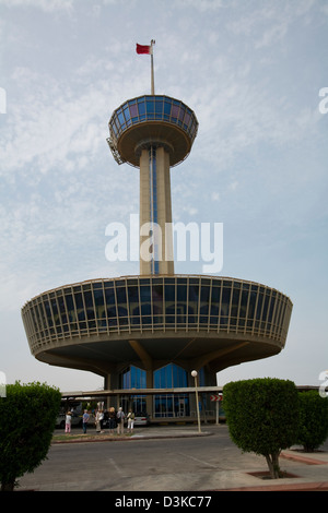 Re Fahd Causeway torre di osservazione sul Bahrani lato della strada rialzata che collega il Bahrain in Arabia Saudita, Manama, Bahrain Foto Stock