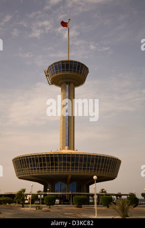 Re Fahd Causeway torre di osservazione sul Bahrani lato della strada rialzata che collega il Bahrain in Arabia Saudita, Manama, Bahrain Foto Stock