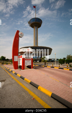 Re Fahd Causeway torre di osservazione sul Bahrani lato della strada rialzata che collega il Bahrain in Arabia Saudita, Manama, Bahrain Foto Stock