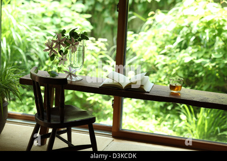 Stile giapponese camera rivolta verso un giardino Foto Stock