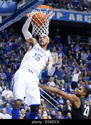 Febbraio 20, 2013 - Lexington, KY, Stati Uniti d'America - Kentucky Wildcats avanti Willie Cauley-Stein (15) schiacciate nel primo semestre come Kentucky giocato Vanderbilt su Mercoledì 20 Febbraio, 2013 in Lexington, KY. Foto di Mark Cornelison | personale (credito Immagine: © Lexington Herald-Leader/ZUMAPRESS.com) Foto Stock