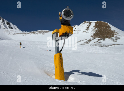 Valbella, Svizzera, una neve pistola presso il resort Stätzertäli Foto Stock