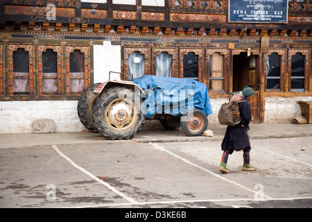 La città di Jakar è un centro di mercato per le fertili fattorie della valle Bumthang in Bhutan centrale, Asia Foto Stock