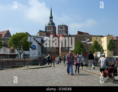 Stralsund, Germania, con vista sulle torri della chiesa di San Nicola Foto Stock