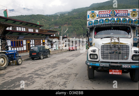 La città di Jakar è un centro di mercato per le fertili fattorie della valle Bumthang in Bhutan centrale, Asia Foto Stock