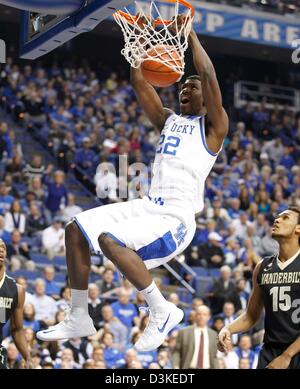 Febbraio 20, 2013 - Lexington, KY, Stati Uniti d'America - Kentucky Wildcats avanti Alex Poythress (22) schiacciate nel primo semestre come Kentucky giocato Vanderbilt su Mercoledì 20 Febbraio, 2013 in Lexington, KY. Foto di Mark Cornelison | personale (credito Immagine: © Lexington Herald-Leader/ZUMAPRESS.com) Foto Stock