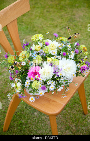 Mazzo di fiori sulla sedia in legno Foto Stock