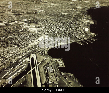 Questa foto aerea degli anni '1960, scattata da Howard Rozelle, cattura l'area di San Diego, mostrando il suo sviluppo e il paesaggio nel corso del decennio. L'immagine fornisce una prospettiva storica della crescita urbana e delle caratteristiche costiere durante questo periodo. Foto Stock