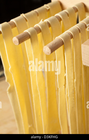 Fresche spaghetti di semola appesi ad asciugare Foto Stock