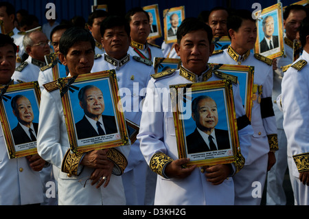 Gli ufficiali militari cambogiani piangono la perdita di re Norodom Sihanouk durante una processione in suo onore. Phnom Penh, Cambogia. © Kraig Lieb Foto Stock