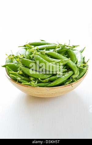 Fresche zucchero pisello a scatto nella ciotola di legno Foto Stock