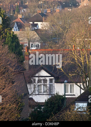 Elevata dal punto di vista dei case ed abitazioni nel verde del sud di Londra nei sobborghi di Wallington. Foto Stock