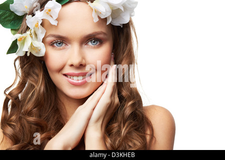 Isolate il ritratto di una giovane Ninfa con i suoi capelli decorato con fiori Foto Stock