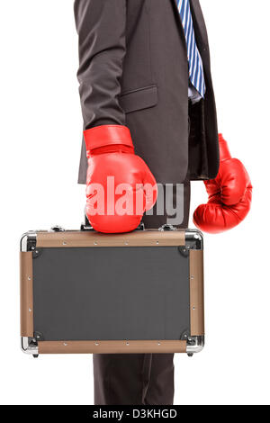 Imprenditore tenendo una valigetta con red boxer guanti isolati su sfondo bianco Foto Stock