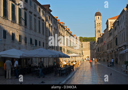 Strada, la strada principale della città vecchia di Dubrovnik in Croazia Foto Stock