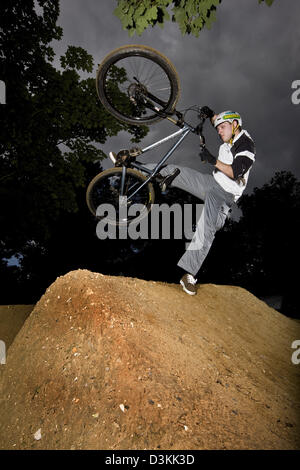 Mountain bike difficoltà, Esher foresta, Inghilterra Foto Stock