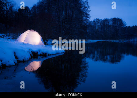 Camping in inverno al lago Foto Stock