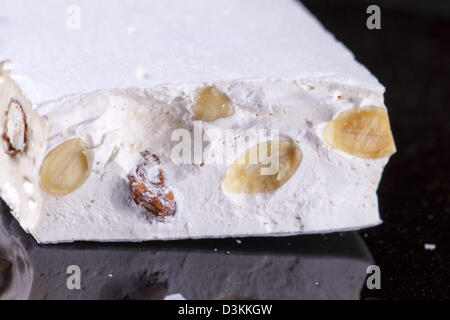 Chiusura del tipico dolce italiano torrone Foto Stock