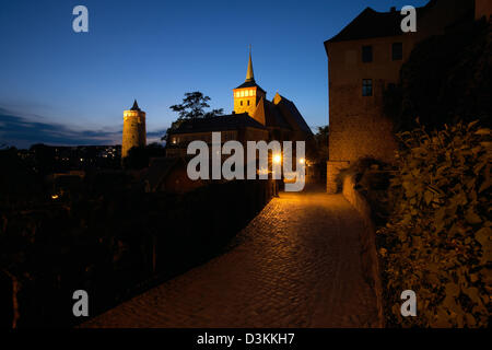 Bautzen, Germania, la storica strada di ciottoli conduce al sagrato Wendish Foto Stock