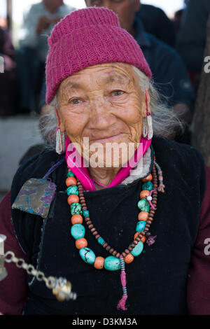 Anziani pellegrino femmina indossa una collana di turchese in un festival a Soma Gompa, Leh, (Ladakh) Jammu e Kashmir India Foto Stock