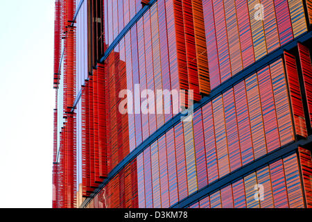 Ufficio contemporaneo edificio con rosso arancio finestre colorate Foto Stock